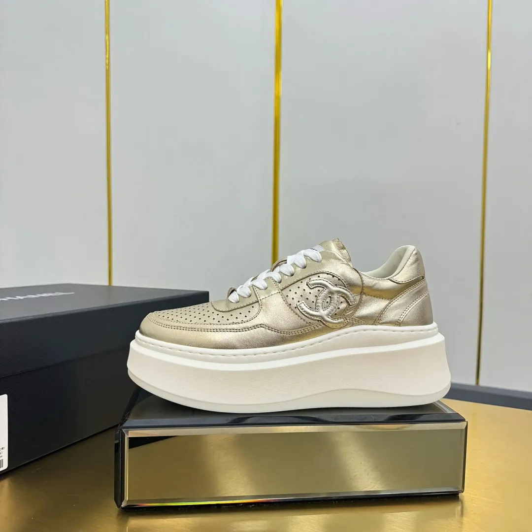👟👟Ex-factory price 600👟👟 Upgraded version, upgraded version, upgraded version! No rebuttal accepted! ! ! ! Chanel Chanel panda shoes! 2025 counter's top casual sports shoes. This classic design; the upper is electro-embroidered with a variety of techniques; the outsole is fashionable and sporty; the unusual inclusion of a variety of color matching elements... The diversified mix and match is very good-looking and versatile, and can be used for leisure, fashion, sports, and outdoor... ꫛꫀꪝ Go➫ Materials: ❶Upper made of: original imported first-layer silk cowhide + original waterproof cloth + original first-layer cowhide ❷Inner lining: Original Yangli+Net ❸Outsole based on: Original TPU combination outsole Counter boutique packaging complete set for women 35–41 👉 👉
